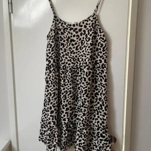 Leopard klänning volang - Superfint skick storlek 40