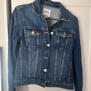 Jeansjacka  - Jeansjacka från Zara! Använd endast ett fåtal gånger!