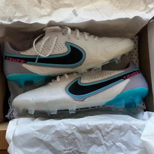 Nike Fotbollskor - Hej! Säljer mina Nike Tiempos i en unik och snygg färg. De är använda någon gång men är i väldigt grymt skick. Pris diskuteras gärna vid snabb affär. Hör av er angående frågor😁