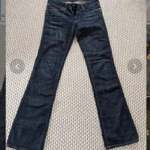 Lågmidjade mörkblå bootcut jeans. W:28 L:34. Pris kan diskuteras vid snabbt köp!