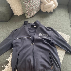 Hugo boss tröja.  - Hugo boss tröja gammal model men funkar. Helt ok skick.