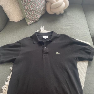 Lacoste piké  - En Lacoste piké som är använd 1-3 gånger super bra skick.