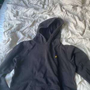 Stilren Lyle scott hoodie svartfärgad i storlek 14/15 år! Använd några gånger.