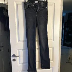 Ett par utsvängda jeans med slits från Zara🩷 Köpare står för frakt