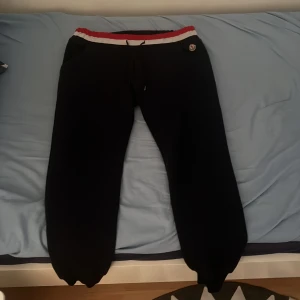 Moncler byxor  - Moncler byxor riktigt sköna🔥🔥