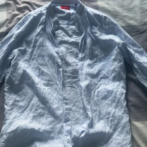 Hugo boss skjorta - Använder den inte längre och har inte använt den på ett tag, den är storlek L men passa mig som brukar ha M, har inte kvitto eller nåt sån tyvärr så kan diskutera priset 