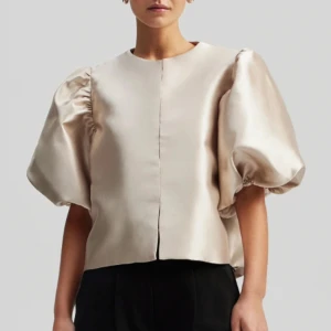 By malina - As snygg populär blus från bymalina! Jag har använt den ca 2 gånger vilket gör den nästan som ny. Inga defekter. 