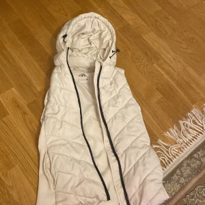 Väst - Använts endast fåtal gånger. Vit väst från zara, original pris 400kr men säljer den för 100kr! 