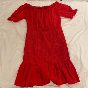 Säljer en kort röd klänning i bra skick i storlek 40/42 😊