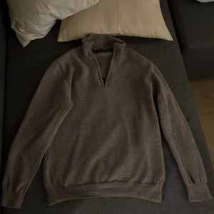 Sand halfzip  - Xs  Den har blivit krympt i tvätten men är ungefär xs, priset är inte hugget i Sten  