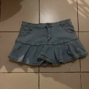 Jeanskjol blå - Säljer denna trendiga jeanskjol❣️ passar storlek S till M skulle jag säga 