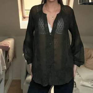 Zara blus  - Jätte fin Zara blus, säljer då den inte kommer till användning. Diskuterbart pris.  