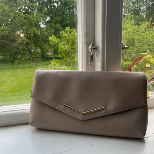 dammrosa kuvertväska - säljer denna super fina dammrosa kuvertväskan med guldiga detaljer. den är perfekt till bal såsom ett större event. den har några defekter som visas på de sista bilderna men det är inget man tänker på från distans🫶🏻🫶🏻