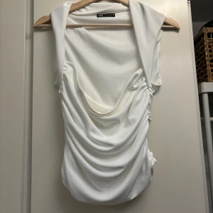 Vit topp - Fin vit topp, knappt använd.