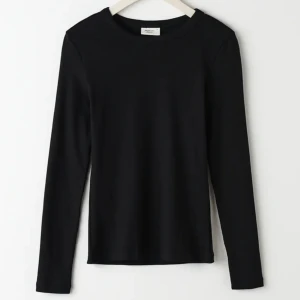 Ribbad långärmad  - Säljer denna ribbade tröja från gina då den inte kommer till användning 🥰 fin skick knappt använd, nypris 230kr❣️