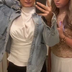 Satin blus - Säljer denna satin topp från zara, använd fåtal gånger och kommer inte till användning längre. Skriv för bättre bilder, tog några jag hittade snabbt bara. Tryck inte på köp nu innan vi kontaktas!