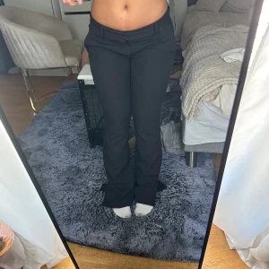 Lågmidjade kostymbyxor  - Bra skick, från bikbok, nypris 500