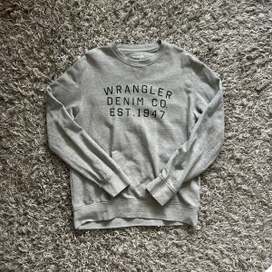 Sweatshirt - Wrangler sweatshirt | Aldrig använd | storlek M | Mitt pris: 149 kr