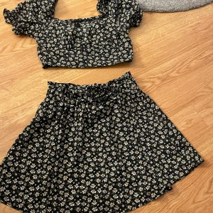 Ett set med kjol och topp från shein - Den är fint skick och knappast använd 