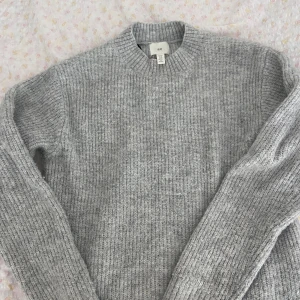 Grå stickad tröja  - Fint skick! Sparsamt använd☺️ Skriv vid frågor