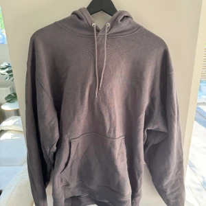 Polar skate Co Hoodie - En hoodie blev skön passform. Storlek L och i bra skick, köpt för 900kr men säljer den för 200kr, pris kan även diskuteras 