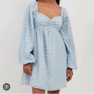 Klänning - Hej! Jag köpte två storlekar och därför säljer jag ena! Helt oanvänd med alla lappar kvar!💙Slutsåld på NA-KD.