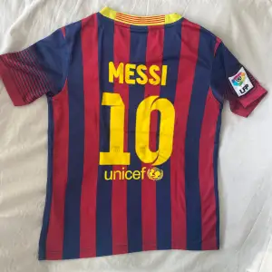 Säljer denna Messi tröja, Barcelona. Storleken är L i barn storlek och är i fint skick.
