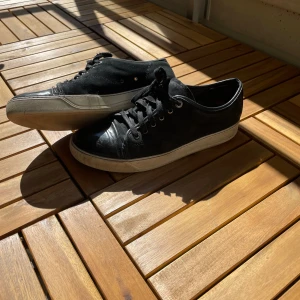 Lanvins  - Riktigt feta Lanvins i storleken 42 Skick 8/10 eftersom de är använda och lite slitna  Tyvärr saknas box samt kvitto vilket gör att priset går ner men sjävklart är dom äkta 