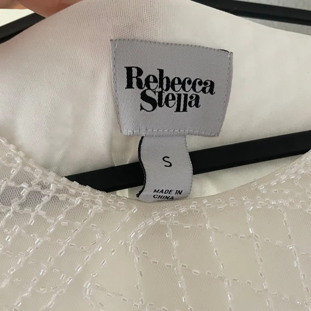 En jättefin klänning från Rebecca Stella Endast använd en gång och säljs då den tyvärr är för liten för mig Den är inte genomskinlig Kan tänka mig sänka priset!. Klänningar.