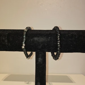 2 st svarta pärl armband  - 2 st svarta pärlarmband, använda fåtal gånger.