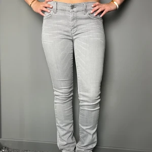 Jeans  - Snygga ljusgrå jeans, jag är 1,78💕står ej storlek men jag brukar ha 38 (27,34) å de passar mig jätte bra