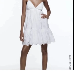 Zara klänning - Säljer den här zara klänningen med så fina broderier då den inte används, endast använd 1 gång! Perfekt till sommaren❤️pris kan diskuteras