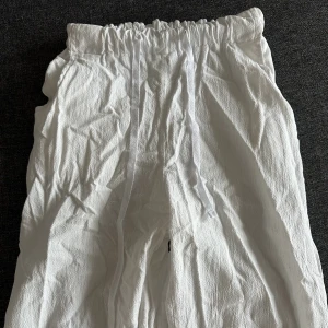 Linnebyxor - Vita vanliga linnebyxor.
