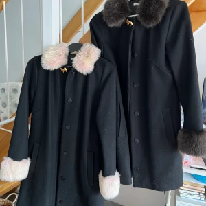 Ida sjöstedt kappa - Säljer 2 kappor från Ida sjöstedt! Otroligt fina men används ej längre💕