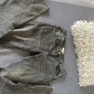 Gina tricot young jeans -  säljer ett par flared gråa/svarta jeans till, kommer inte till användning och sitter inte så bra på mej. Använd några gånger men inga skador.Pris kan diskuteras och kan mötas upp i Gbg!!💞