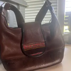 En brun super cool väska! Finns ett innerfack ☺️