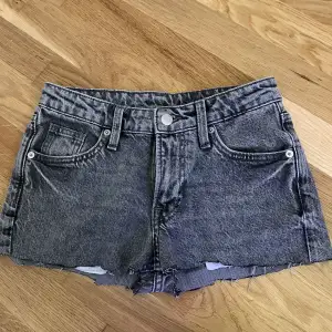 Jag säljer mina low waisted jeans shorts eftersom dom är för små. 💕 Dom är i storlek 32 och är från H&M. Skit snygga shorts till sommaren ☀️💓 Inget fel på dessa jeansshorts Om ni har fler frågor är det bara att kontakta mig 💞 