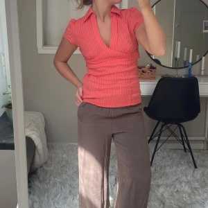 Blus - Superfin randig blus med knytning bak!