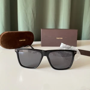 Tom Ford Solglasögon  - Helt nya solglasögon ifrån Tom Ford utav den populära modellen ”Fletcher”. Storlek: 146, Skick: 10/10. Tveka inte på att kontakta oss i chatten vid frågor👍🏼