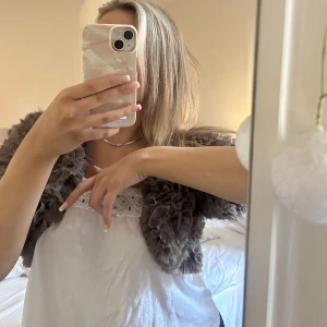 Kofta - En Bolero från Maclauren. Köpte på sellpy, står ingen storlek men passar xs/s/m skulle jag säga! Köpte för 320 kr och jag säljer för 220kr, skriv för fler bilder🥰