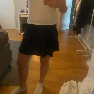 Svart kjol - Svart volangkjol💞💞