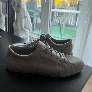 Skor - skor till sommaren som ger dig en skön look. väldigt sköna och passar fint till mycket. nypris cirka 700kr. väldigt bra skick.