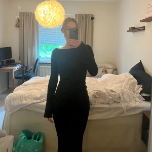 Glittrig klänning  - Säljer en svart glittrig klänning med öppen rygg, använd en gång☀️