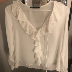 Volang blus ZARA - Hej, säljer min vita volang blus ifrån ZARA för att jag inte fått någon användning för den.💞
