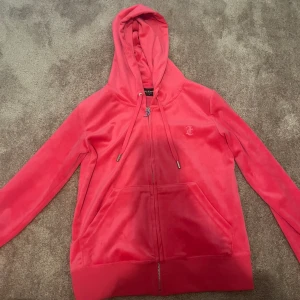 Juicy couture sett  - Aldrig använt juicy sett. Modellen på byxorna är ”layla low rise flared pocketed” i storlek S, jag har även förkortat byxorna men dom är perfekta på mig som är 167cm. Koftan är i modellen ”Robertson hoodie”. Köpt för 2449 🩷