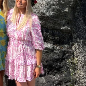 Rosa Zara klänning - Intressekoll på min rosa klänning från Zara! Superfin använd ca 3-4 gånger men i bra skick, säljer endast vid bra bud🩷🩷🩷 köp direkt 700kr