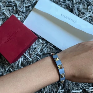 Valentino armband  - Så snyggt valentinoarmband, sparsamt använd så i toppen skick! Inga skavanker. Kvitto och låda följer med 💘💘 nypris idag ligger på ca 3000kr