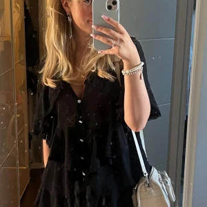 Blus från zara - Säljer nu denna fina blusen från zara! Använd ett fåtal gånger. Skriv för fler bilder❤️❤️