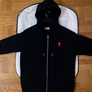 Ami Paris Hoodie - Storlek M Inga som helst slitage på hoodien, tagit bra hand om hoodien med andra ord!  Kan tänka mig att byta eller sälja, kom med förslag! 