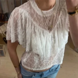 Spets blus  - Säljer denna jättefina volang blus i spets som är köpt här på Plick. Jätte, jättefin men passade tyvärr inte mig. Det är inte mina bilder. Köpt för 349 kr. Hör gärna av er vid intresse eller frågor❤️❤️